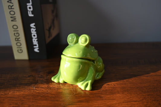 Stylish ceramic frog ashtray, cute creative home decor, suitable for living room and desk accessories, kitchen and dining room decor